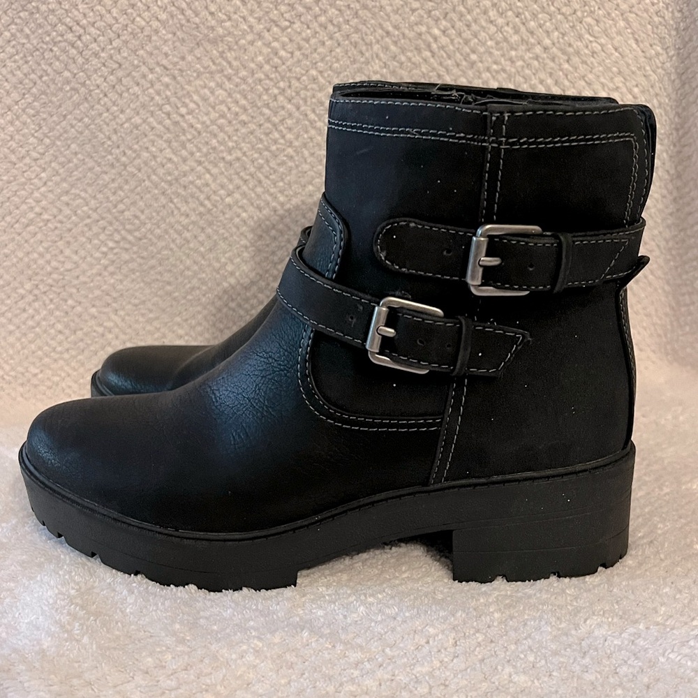 NWT Naturalizer Soul ankle boots. Box included.